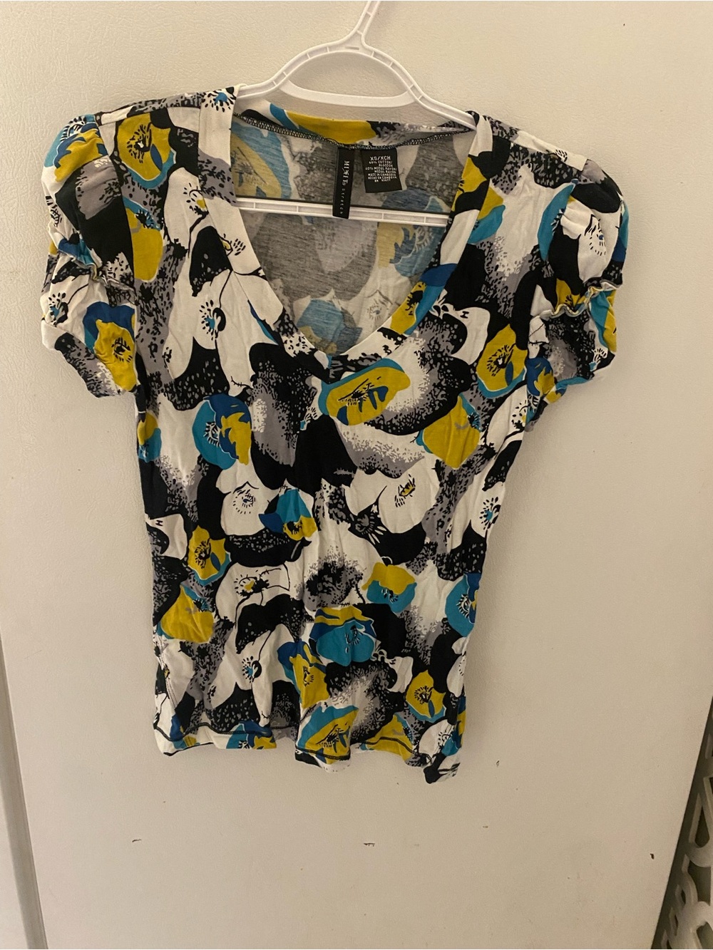 Y2K Mix-It Short Sleeve V-Neck Floral Tee in White, Blue & Yellow